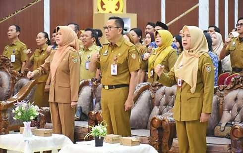 ISEN MULANG LOMBA: Plt Sekda Kalteng, Leonard S Ampung mengikuti pembukaan rangkaian lomba HUT ke-54 KORPRI di Aula Bapperida, Selasa (25/11).