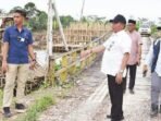 KAPUAS TURUN LAPANGAN: Bupati Kapuas H Muhammad Wiyatno meninjau progres pekerjaan rekonstruksi jalan dan Saluran Air di Kecamatan Basarang, Jumat (31/10).