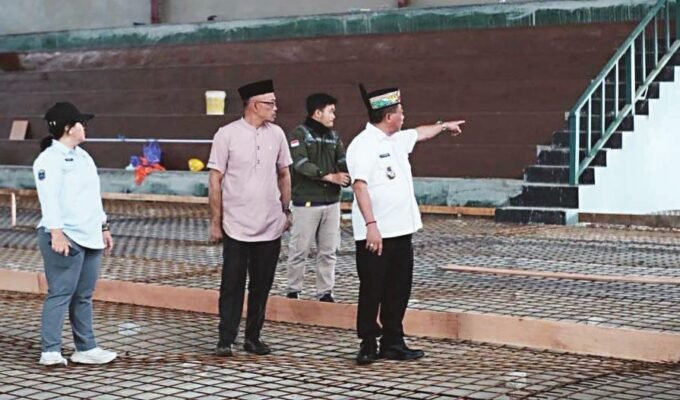KAPUAS CEK PROYEK: Bupati Kapuas H Muhammad Wiyatno meninjau progres pekerjaan rehabilitasi GOR Panunjung Tarung, Jumat (31/10).