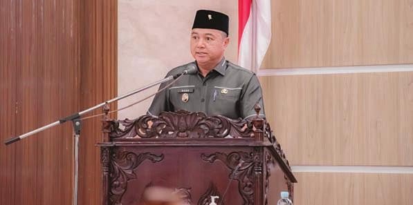 KAPUAS SAMPAIKAN JAWABAN: Wakil Bupati Kapuas Dodo menyampaikan jawaban pemerintah daerah atas pandangan umum fraksi-fraksi DPRD Kabupaten Kapuas terhadap Rancangan Peraturan Daerah tentang APBD Kabupaten Kapuas tahun anggaran 2026 dalam Rapat Paripurna, Selasa (4/11)