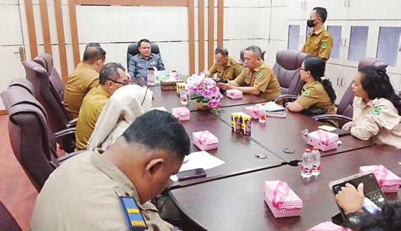 KAPUAS RAPAT: Sekda Kapuas Dr Usis I Sangkai memimpin pembahasan verifikasi dan data spasial lokasi barang tersedia program cetak sawah tahun 2024, Rabu (5/11).