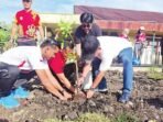 PENGHIJAUAN: Bupati Kapuas H Muhammad Wiyatno menanam pohon di kawasan RTH samping Rumah Jabatan Bupati Kapuas dalam kegiatan Jumat Bersih dan Hijau, Jumat (7/11) pagi.