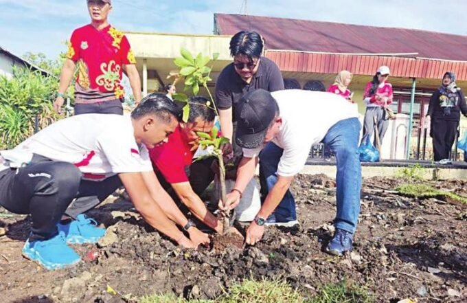 PENGHIJAUAN: Bupati Kapuas H Muhammad Wiyatno menanam pohon di kawasan RTH samping Rumah Jabatan Bupati Kapuas dalam kegiatan Jumat Bersih dan Hijau, Jumat (7/11) pagi.