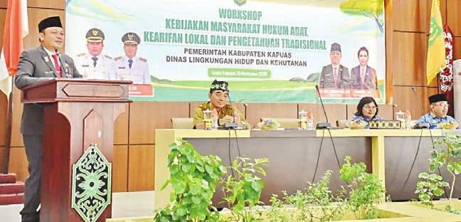 SAMBUTAN: Sekda Kabupaten Kapuas Dr Usis I Sangkai menyampaikan sambutan saat membuka Workshop Kebijakan Masyarakat Hukum Adat, Kearifan Lokal dan Pengetahuan Tradisional tahun 2025, di Aula Bapperida Kabupaten Kapuas, Senin (10/11).