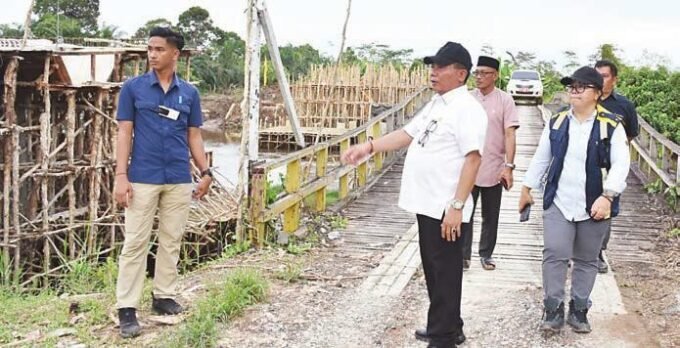 KAPUAS TURUN LAPANGAN: Bupati Kapuas H Muhammad Wiyatno meninjau progres pekerjaan rekonstruksi jalan dan Saluran Air di Kecamatan Basarang, Jumat (31/10).