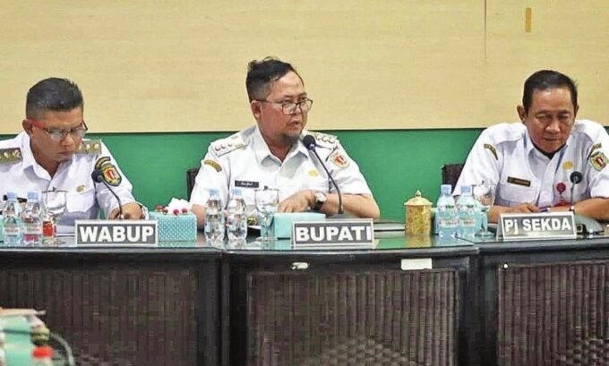 RAKOR: Bupati Katingan, Saiful didampingi Wakil Bupati Katingan, Firdaus ketika melaksanakan Rakor Pembahasan Belanja Tahun Anggaran 2026 yang berlangsung di ruang rapat Bupati Katingan, Rabu (19/11).