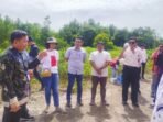 PENGECEKAN: Plt Kepala Dinas Pendidikan (Disdik) Kabupaten Katingan Arianson bersama tim teknis Kementerian Pekerjaan Umum (Kemen PU), Balai Strategis Sarana Provinsi, serta kontraktor pelaksana PT Adhi Karya saat mengecek lokasi pembangunan permanen Sekolah Rakyat di Kota Kasongan, beberapa waktu lalu.