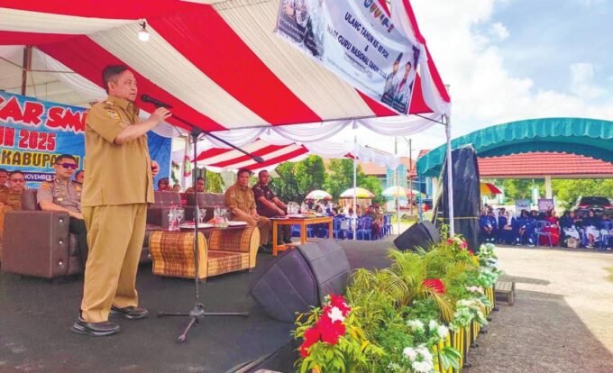 SAMBUTAN: Bupati Katingan, Saiful menyampaikan sambutan di acara Gebyar dan Peringatan HGN Pemerintah Kabupaten Katingan Tahun 2025 di halaman Kantor Disdik Katingan, Selasa (25/11).
