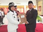 PELANTIKAN: Bupati Katingan, Saiful menyerahkan SK pada pelantikan Pejabat Kepala Desa dan BPD di Kabupaten Katingan, Kamis (27/11).