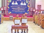 KOTAWARINGIN TIMUR KERJASAMA: Bupati Kotim, Halikinnor, menandatangani kerja sama Bupati Seruyan Ahmad Selanorwanda, Senin (3/11).
