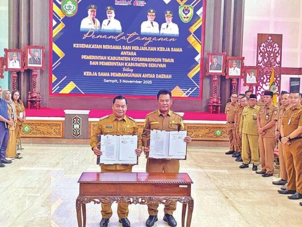 KOTAWARINGIN TIMUR KERJASAMA: Bupati Kotim, Halikinnor, menandatangani kerja sama Bupati Seruyan Ahmad Selanorwanda, Senin (3/11).