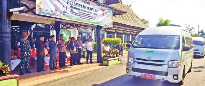 MELEPAS: Bupati Kotim H Halikinnor beserta forkopimda saat melepas keberangkatan kafilah Kotim untuk mengikuti MTQH XXXIII Kalteng, Jumat (14/11).