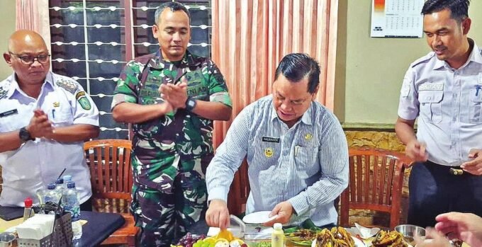 SILATURAHMI: Bupati Kotim Halikinnor menerima silaturahmi Dandim 1015/Sampit, Letkol Inf Dwi Candra Setyawan, saat perayaan ulang tahun bupati ke-63, Rabu (19/11).