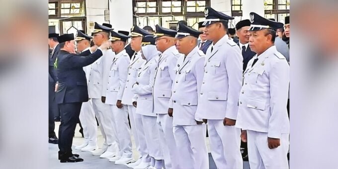 KOTAWARINGIN TIMUR DILANTIK: Lurah Tanah Mas Ridowan (kedua dari kanan) saat dilantik Bupati Kotim H.Halikinnor pada Jumat (31/10).