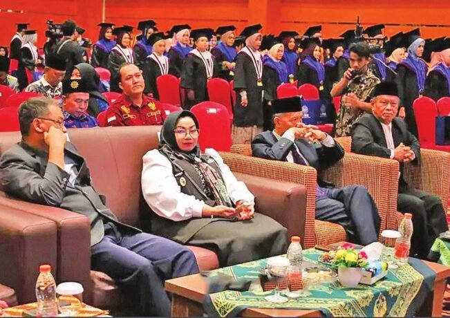 KOTAWARINGIN TIMUR HADIRI: Wabup Kotim, Irawati, saat menghadiri wisuda salah satu universitas di Sampit, Rabu (5/11).