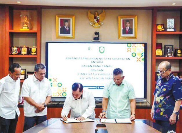 PENANDATANGANAN: Penandatanganan nota kesepahaman antara Bupati Kotim Halikinnor dan Plt Kepala Badan Bank Tanah Hakiki Sudrajat di Jakarta, Rabu (5/11).