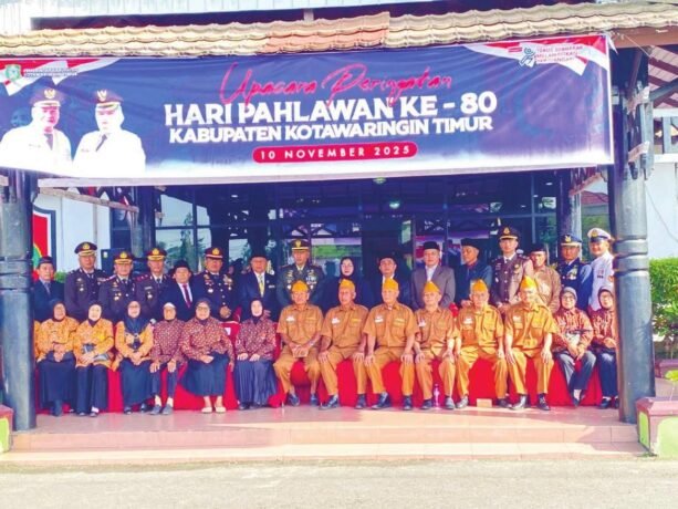 KOTAWARINGIN TIMUR HADIRI: Wabup Kotim, Irawati, saat menghadiri upacara hari Pahlawan, yang digelar dihalaman kantor Bupati, Senin (10/11).