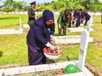 TABUR BUNGA: Wakil Bupati Kotim, Irawati, melaksanakan ziarah dan tabur bunga di Taman Makam Pahlawan Batarung, Jalan Jenderal Sudirman KM 9, Senin (10/11).