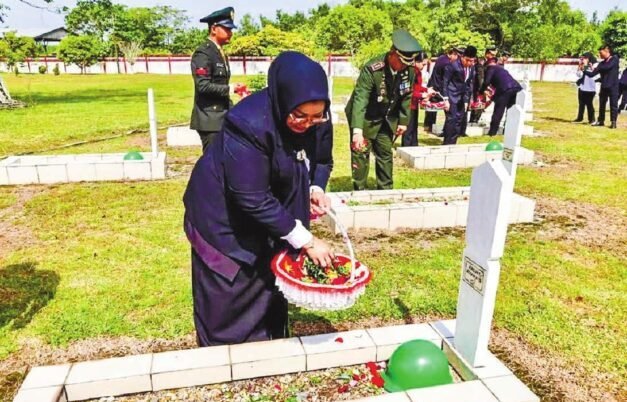 TABUR BUNGA: Wakil Bupati Kotim, Irawati, melaksanakan ziarah dan tabur bunga di Taman Makam Pahlawan Batarung, Jalan Jenderal Sudirman KM 9, Senin (10/11).