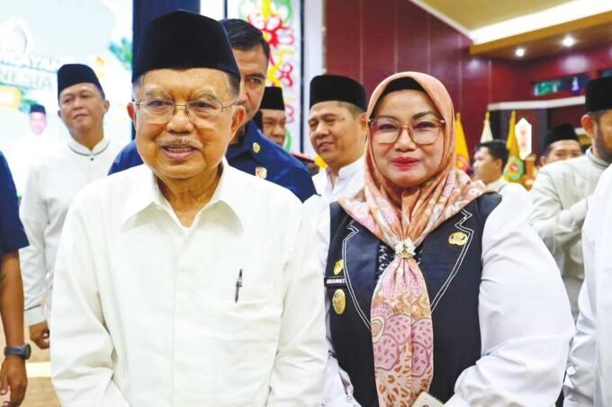 MENGHADIRI: Wabup Kotim, Irawati, bersama Ketua Umum DMI, Jusuf Kalla dalam pelantikan PW DMI Provinsi Kalimantan Tengah masa khidmat 2025–2030, Rabu (12/11).