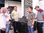 PALANGKA RAYA LINGKUNGAN: Wali Kota Palangka Raya, Fairid Naparin bersama wawali Achmad Zaini melakukan kunjungan ke UPTD TPST di Kelurahan Panarung dan melihat kualitas paving blok dari sampah plastik, Sabtu (1/11).