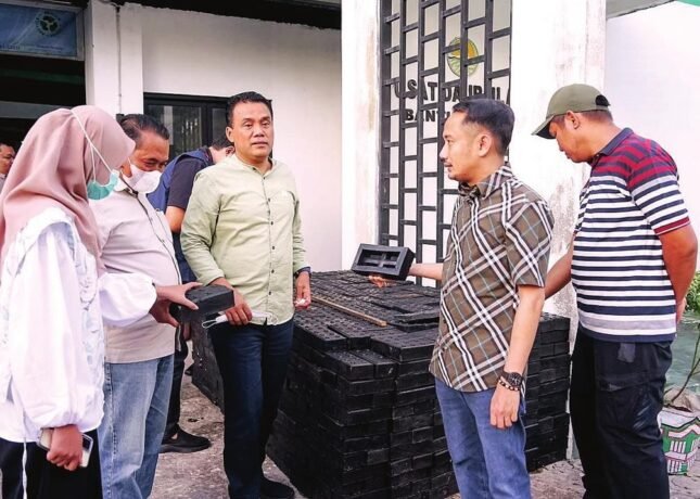 PALANGKA RAYA LINGKUNGAN: Wali Kota Palangka Raya, Fairid Naparin bersama wawali Achmad Zaini melakukan kunjungan ke UPTD TPST di Kelurahan Panarung dan melihat kualitas paving blok dari sampah plastik, Sabtu (1/11).