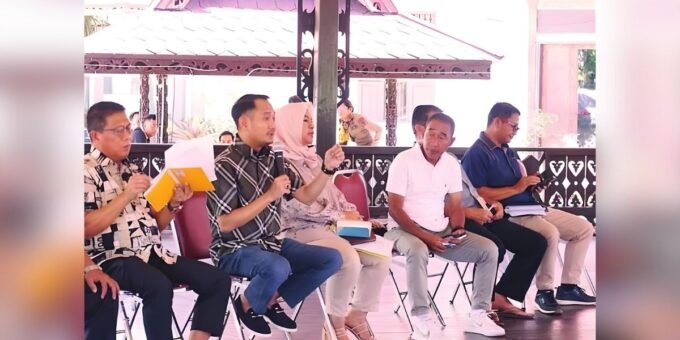 AUDIENSI: Wali Kota Palangka Raya, Fairid Naparin bersama Ketua DPRD Palangka Raya menggelar pertemuan dengan para pedagang dan pelaku usaha kuliner Kota Palangka Raya, di Pendopo Rumah Jabatan Wali Kota Palangka Raya, akhir pekan lalu.