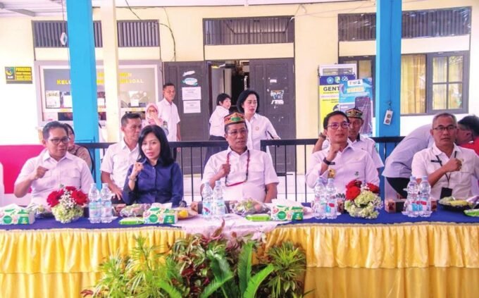 KUNJUNGAN: Menteri Hukum RI, Soekratman Andi Agtas (tengah) di dampingi Pj Sekda Kota Palangka Raya Arbert Tombak saat mendengarkan masalah-masalah terkait hukum dari warga Kelurahan Bukit Tunggal, Rabu (5/11).