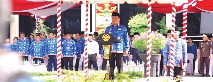 UPACARA: Wakil Wali Kota Palangka Raya, Achmad Zaini memimpin rangkaian upacara peringatan hari pahlawan, di halaman Kantor Wali Kota Palangka Raya, Senin (10/11).