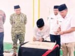 Palangka RAya MERESMIKAN: Wali Kota Palangka Raya, Fairid Naparin memberikan tanda tangan di batu prasasti Masjid Al Qadar, Jumat (31/10).