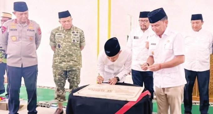 Palangka RAya MERESMIKAN: Wali Kota Palangka Raya, Fairid Naparin memberikan tanda tangan di batu prasasti Masjid Al Qadar, Jumat (31/10).