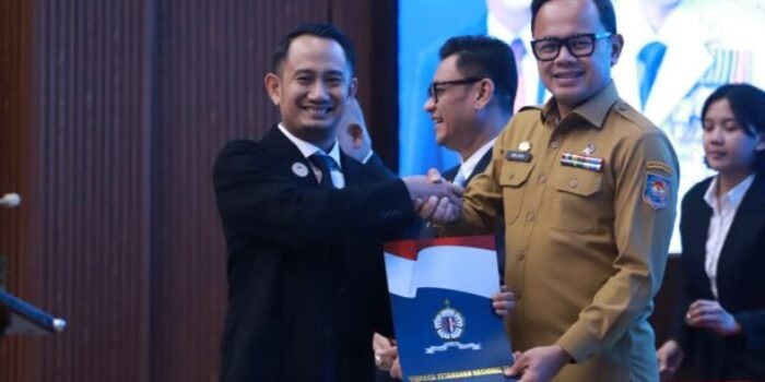 Fairid Naparin Menerima Pin dan Sertifikat Kelulusan dari Pimpinan Lemhannas RI