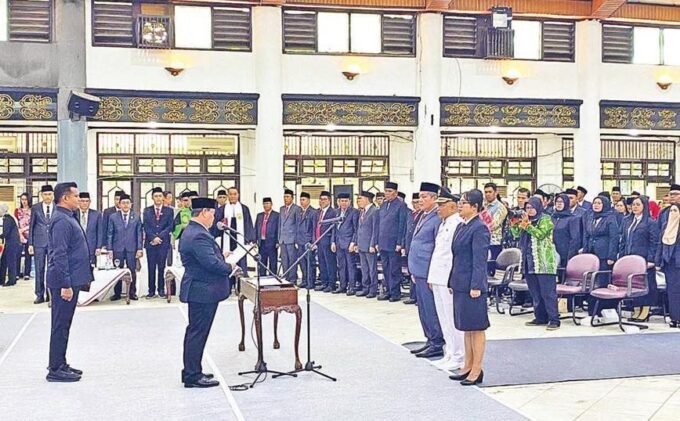 kotawaringin timur DILANTIK: Bupati Kotim, Halikinnor, saat melantik Pj Sekda Kotim dan sejumlah pejabat lain, Jumat (31/10).