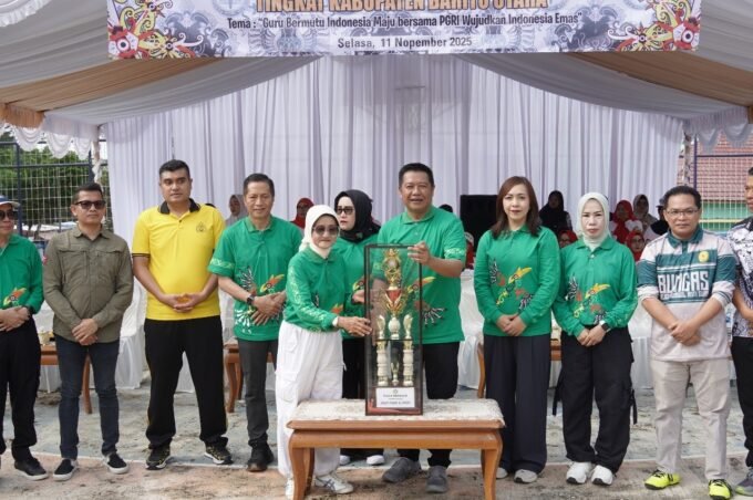 HARI GURU: Wakil Bupati Barito Utara, Felix Sonadie Y. Tingan, saat memimpin puncak peringatan HUT ke-80 PGRI dan Hari Guru Nasional Tahun 2025 di halaman SKB dan KONI Muara Teweh, Selasa (11/11).