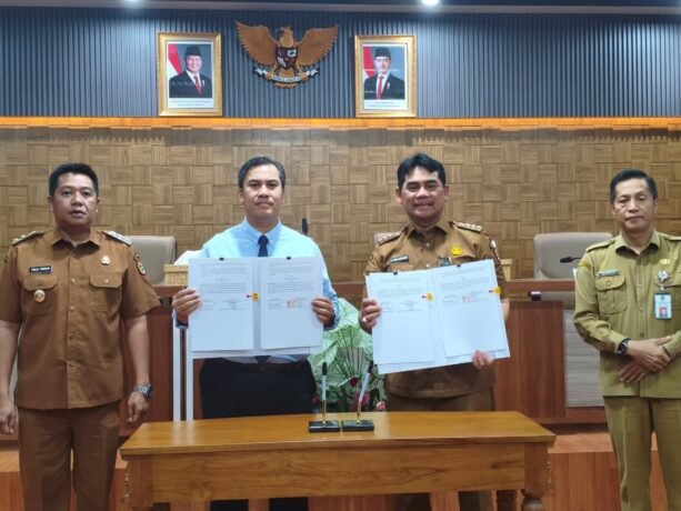 KEJA SAMA: Bupati Barito Utara H. Shalahuddin (kanan) bersama Wakil Bupati Felix Sonadie Y. Tingan saat menandatangani kesepakatan kerja sama antara Pemkab Barito Utara dan Kejaksaan Negeri Barito Utara, di Ruang Rapat A Kantor Bupati, Muara Teweh, Selasa (11/11).