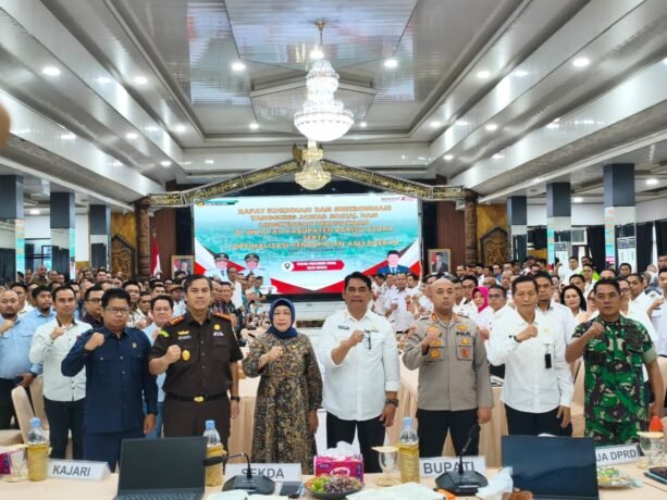 SOLID: Bupati Barito Utara, H. Shalahuddin bersama pihak terkait menghadiri rapat koordinasi dan sinkronisasi TJSLP di wilayah Kabupaten Barito Utara serta optimalisasi PAD, di Gedung Pertemuan Umum Balai Antang, Rabu (12/11).