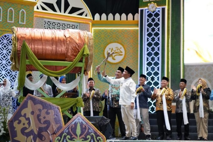 PEMBUKAAN: Bupati Barito Utara H. Shalahuddin mendampingi Gubernur Kalteng H. Agustiar Sabran membuka MTQH XXXIII Tingkat Provinsi 2025, Minggu malam (16/11).