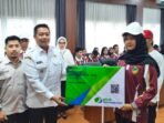 BERI SEMANGAT: Wakil Bupati Barito Utara, Felix Sonadie Y. Tingan, melepas kontingen daerah menuju Upacara Peringatan Hari Sumpah Pemuda ke-97 dan Ikrar Anak Bangsa Tingkat Provinsi Kalteng di Kabupaten Sukamara, Rabu (22/10).