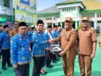 TAMPIL KOMPAK: Bupati Barito Utara H Shalahuddin bersama Wakil Bupati Felix Sonadie Y Tingan menyerahkan hadiah kepada peserta kegiatan di Muara Teweh, Selasa (18/11).