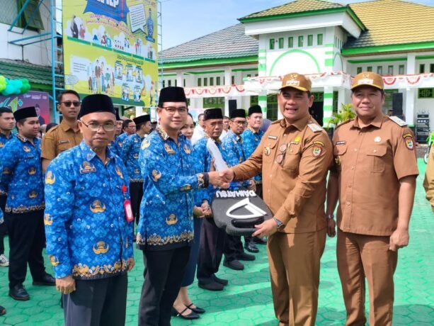 TAMPIL KOMPAK: Bupati Barito Utara H Shalahuddin bersama Wakil Bupati Felix Sonadie Y Tingan menyerahkan hadiah kepada peserta kegiatan di Muara Teweh, Selasa (18/11).