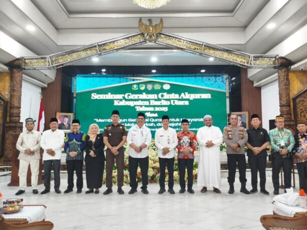 SEMINAR: Bupati Barito Utara, H. Shalahuddin bersama narasumber Prof. H. Mujibur Rahman dan Dr. H. Supriadi, pada Seminar Cinta Al-Qur’an 2025 di Gedung Balai Antang, Rabu (19/11).
