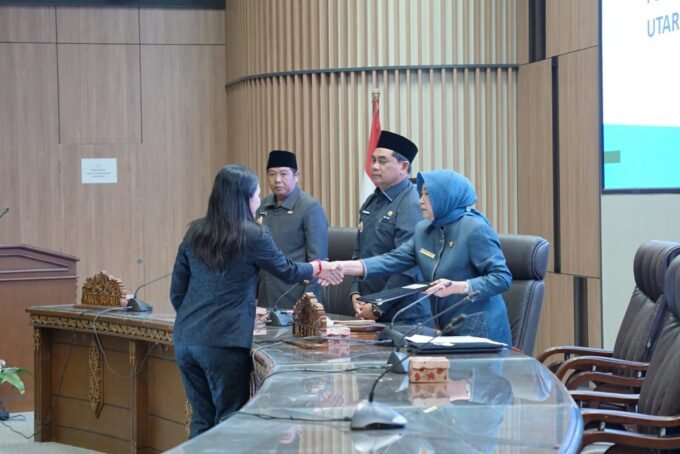 SINERGI: Bupati Barito Utara H. Shalahuddin menghadiri Rapat Paripurna II DPRD Barito Utara yang digelar Jumat (21/11) lalu.