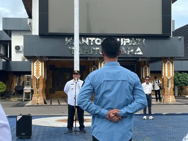 IRUP: Bupati Barito Utara, H. Shalahuddin, S.T, M.T, saat menjadi inspektur upacara sekaligus memberikan pengarahan khusus kepada seluruh Aparatur Sipil Negara (ASN) di lingkungan Pemkab Barito Utara.