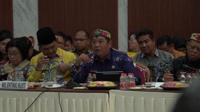 ENTAS KEMISKINAN: Wakil Bupati Barito Utara, Felix Sonadie Y. Tingan, hadir secara langsung untuk menyampaikan kondisi dan komitmen daerahnya dalam Rapat Koordinasi Penanggulangan Kemiskinan di Aula Kantor Bapperida Provinsi Kalteng, Kamis (20/11).