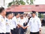 MENYALAMI: Bupati Barito Utara, H. Shalahuddin, menyalami pegawai Dishub Batara usai sidak dan memimpin apel pagi di lingkungan Dishub setempat, Rabu (26/11).