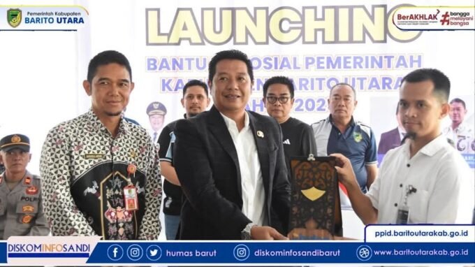 BANTUAN: Wakil Bupati Barito Utara Felix Sonadie Y Tingan menghadiri peluncuran dan penyerahan Bantuan Sosial Tahun 2025 di Gudang Bulog Sub Divre IV Muara Teweh, Jumat (31/10).