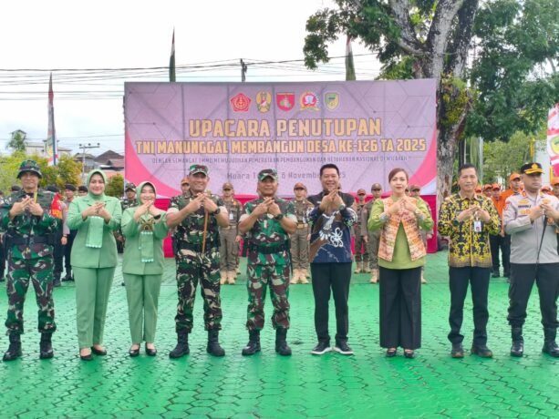PENUTUPAN: Wakil Bupati Barito Utara Felix Sonadie Y. Tingan bersama Kasdam) XXII/Tanmbun Bungai, Brigjen TNI Sugiyono, pada giat penutupan TMMD ke-126 di Utara, Kamis (6/11).