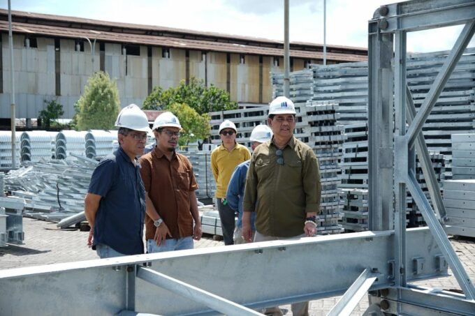 PENINJAUAN: Bupati Barito Utara, H. Shalahuddin, secara langsung memimpin tim teknis untuk meninjau kapasitas dan proses produksi di pabrik baja PT Wiratama Globalindo Jaya di Bekasi, Jawa Barat, Jumat (7/11).
