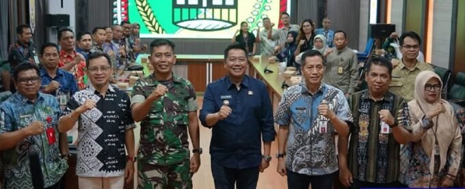 ARAHAN: Wakil Bupati Felix Sonadie Y. Tingan bersama pihak terkait di sela forum koordinasi lintas instansi percepatan pendataan lahan bagi pembangunan fisik KDMP.