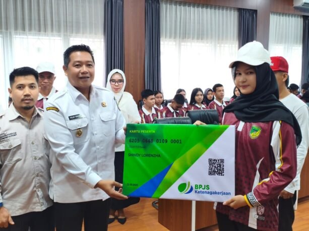 BERI SEMANGAT: Wakil Bupati Barito Utara, Felix Sonadie Y. Tingan, melepas kontingen daerah menuju Upacara Peringatan Hari Sumpah Pemuda ke-97 dan Ikrar Anak Bangsa Tingkat Provinsi Kalteng di Kabupaten Sukamara, Rabu (22/10).